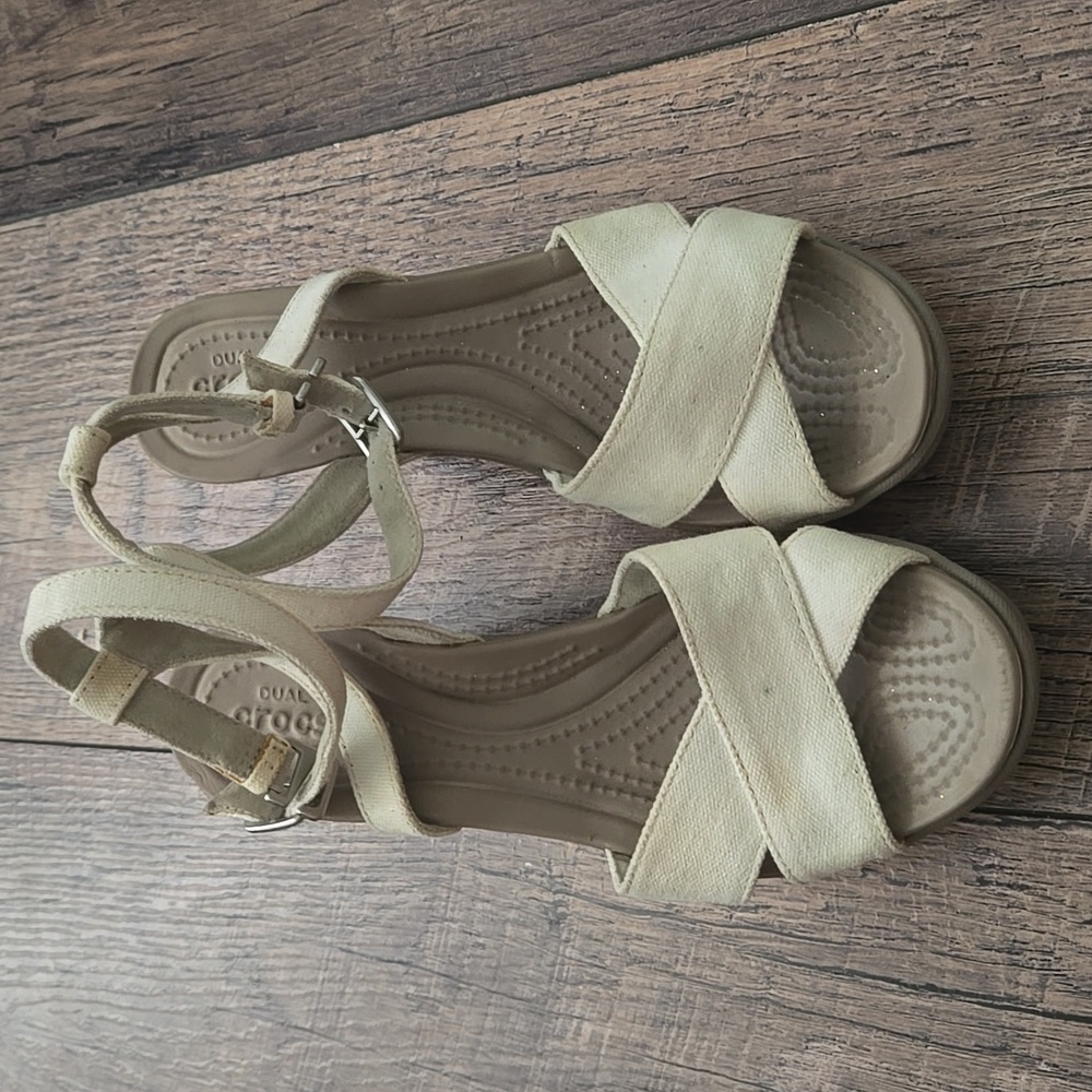 Crocs Leigh II Crossstrap Wedge Sandal Women's Size 6 Oatmeal/Mushroom EUC